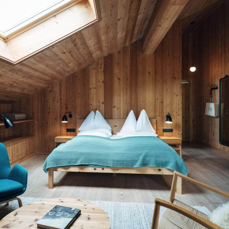 Chalet Juniorsuite Südseite mit Loggia und Geislerblick